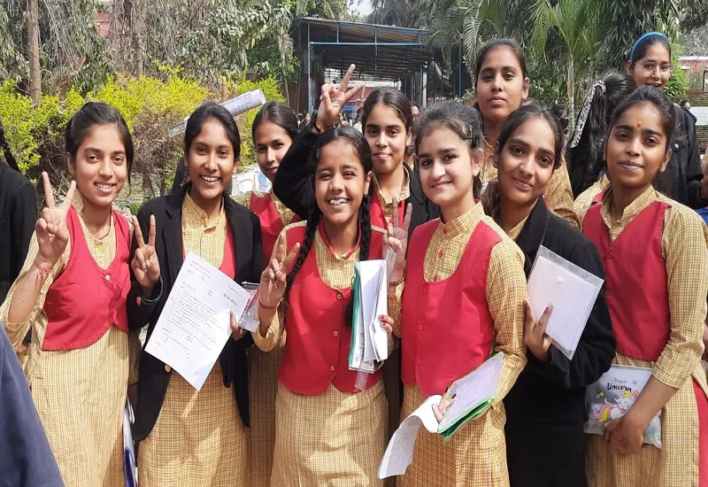 मुरादाबाद : आसान पेपर देखकर खिले विद्यार्थियों के चेहरे, बोले- अच्छे अंको से होंगे पास 