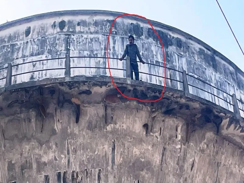 बलरामपुर : पुलिस की प्रताड़ना से क्षुब्ध प्रधान पति पानी टंकी पर चढ़ा, हाई वोल्टेज ड्रामा