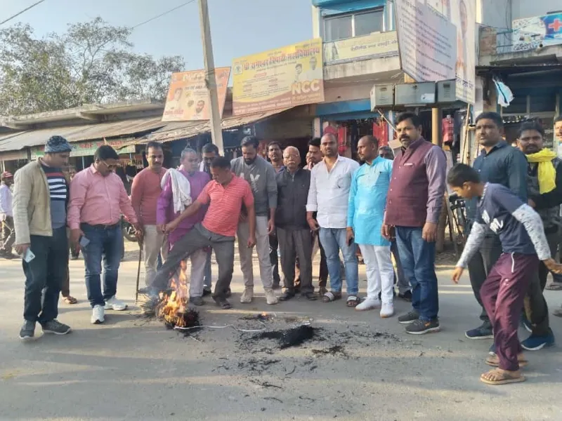 रायबरेली : अभद्र टिप्पणी को लेकर सपा नेता का फूंका पुतला