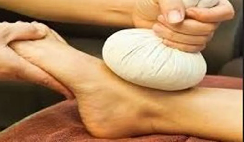 इन घरेलू औषधियों की पोटली बनाकर करें मसाज, दर्द से मिलेगी राहत और स्ट्रेस भी होगा रिलीज