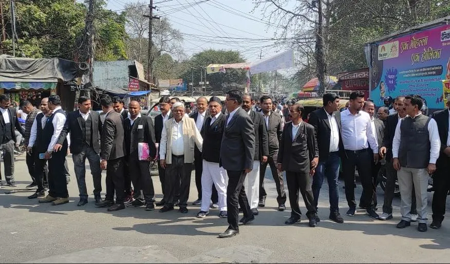 बरेली: उमेश हत्याकांड के विरोध में वकीलों ने किया प्रदर्शन 