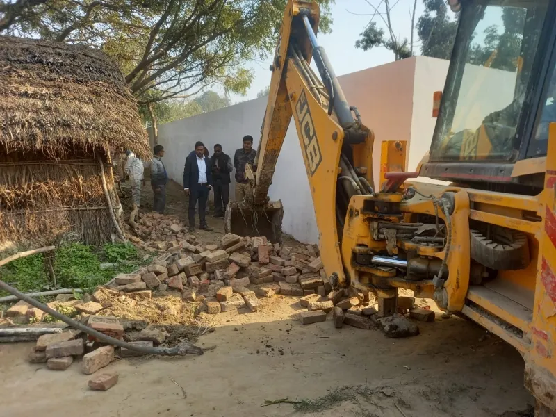 अयोध्या : हाजीपुर में प्रशासन का चला बुलडोजर, मुक्त कराई प्राथमिक विद्यालय की भूमि