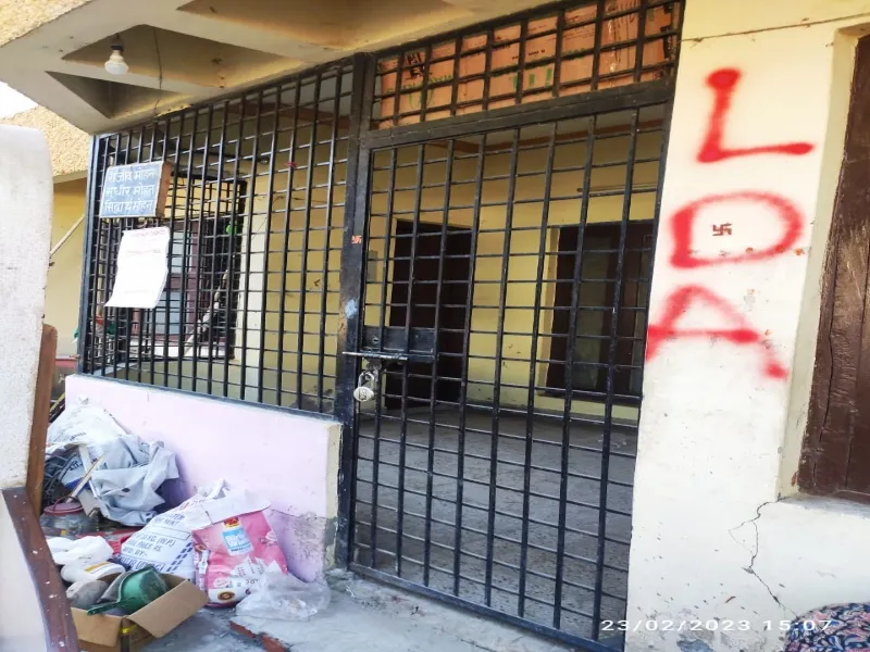 लखनऊ : तीन दिन से सामान समेत सड़क पर बुजुर्ग दंपति