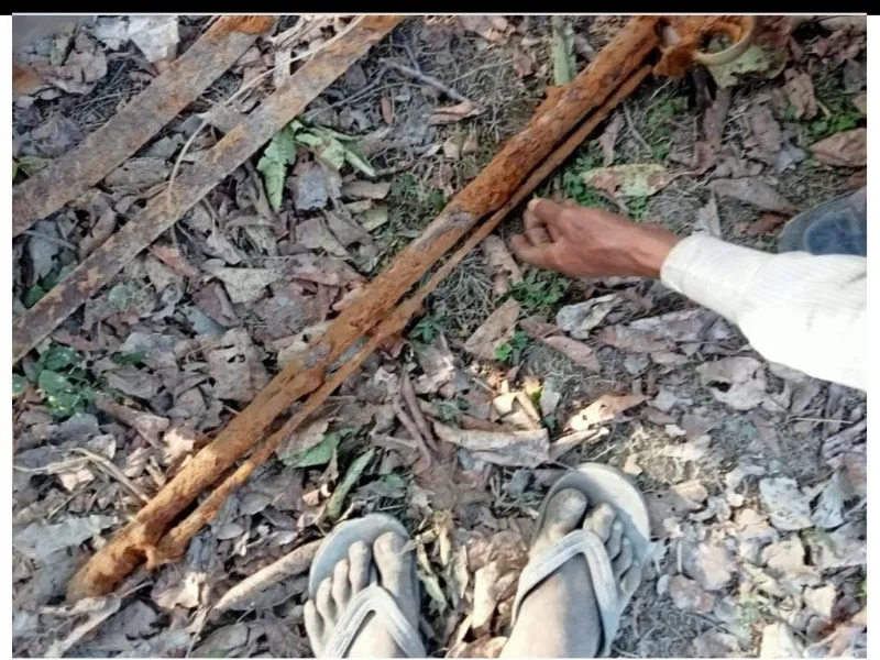 रायबरेली : खोदाई के दौरान पेड़ के नीचे मिली वर्षों पुरानी बंदूक और तलवार, ग्रामीणों की जुटी भीड़, लगाए जा रहे ये कयास