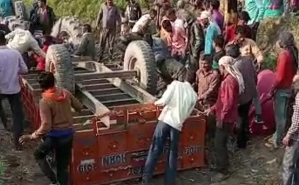 पीलीभीत: बारात से लौट रहे घरातियों की ट्रैक्टर-ट्रॉली पलटी, एक की मौत, 20 घायल
