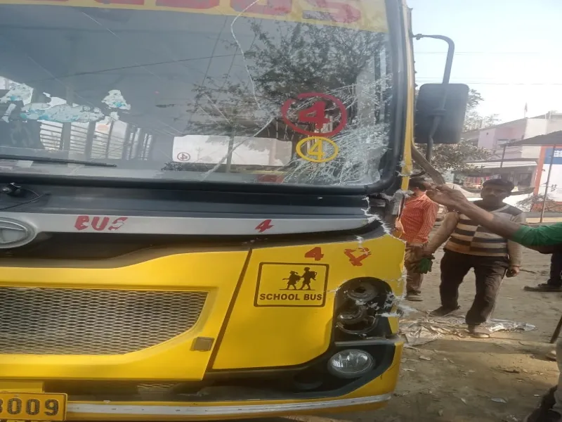 हरदोई : केन्द्रीय विद्यालय की बस ट्रैक्टर से टकराई, छात्र जख्मी