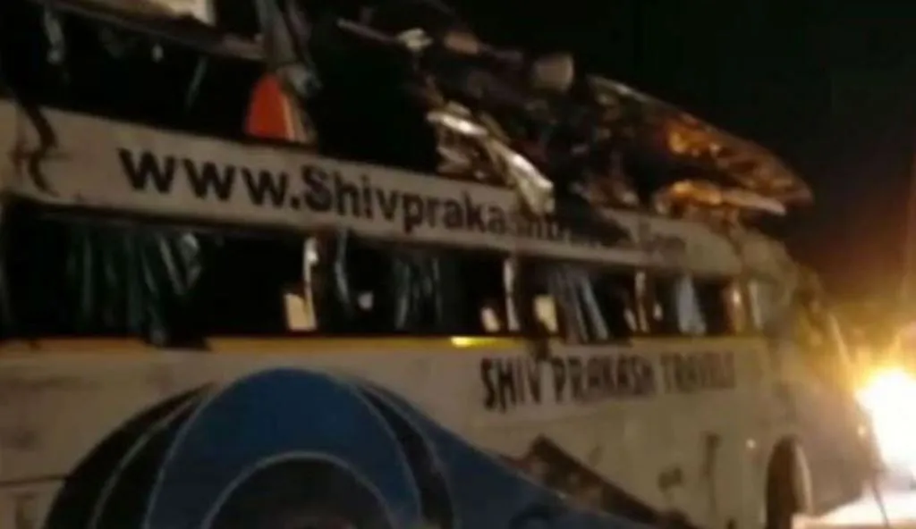 मथुरा: यमुना एक्सप्रेस-वे पर बस पलटने से चार की मौत, 50 घायल