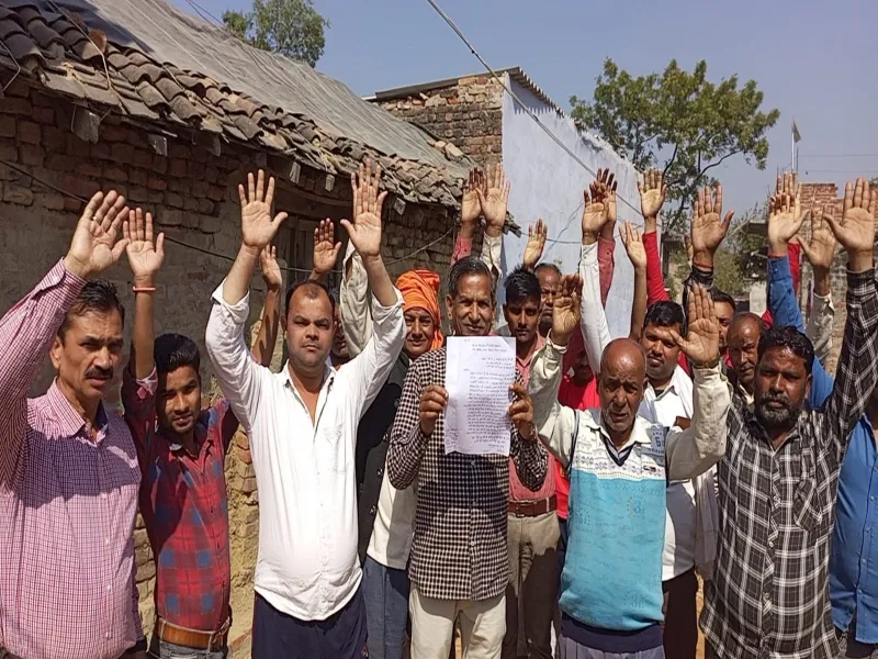 बहराइच : ग्रामीणों के विरोध पर अधूरा निर्माण छोड़ भागा ठेकेदार, प्रदर्शन