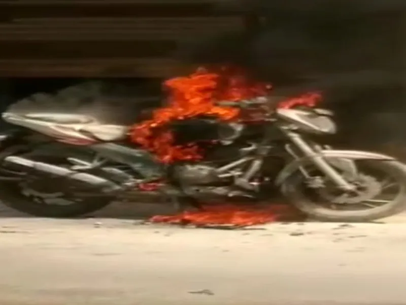 बहराइच : बाइक बनी आग का गोला, लोग बनाते रहे वीडियो