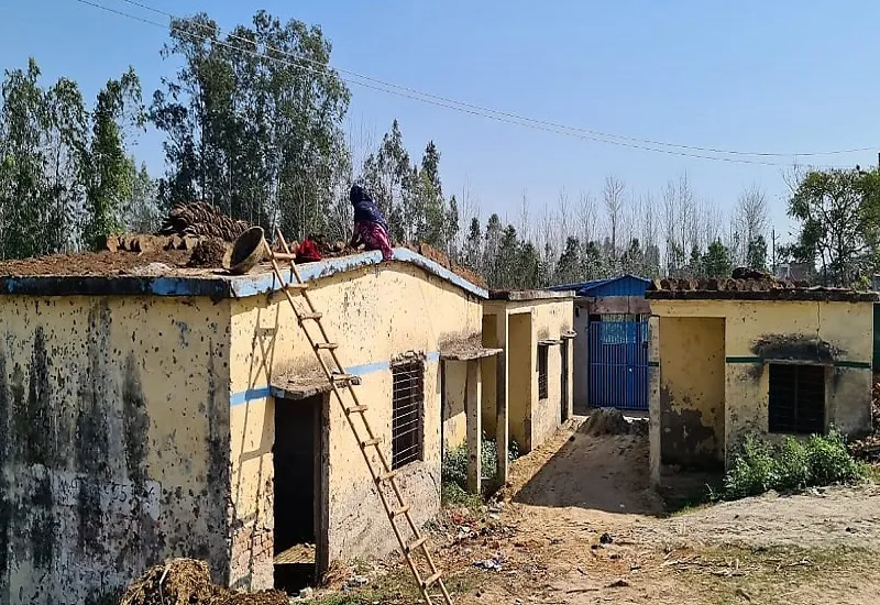 मुरादाबाद : सरकारी सुविधाएं नाम की, जर्जर आंगनबाड़ी केंद्र की छत पर उपले पाथ रहे ग्रामीण
