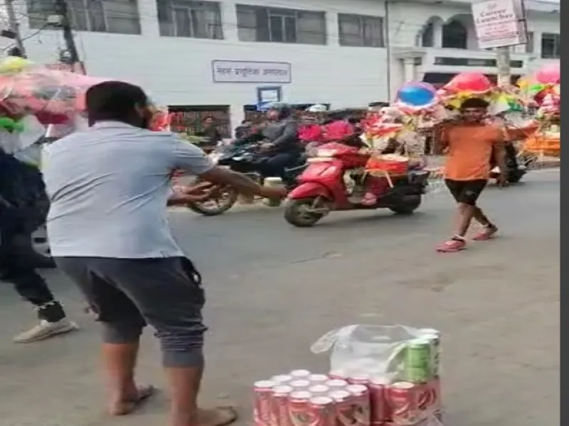 अलीगढ़ में युवक कांवड़ियों को बांट रहा था बीयर, पुलिस ने दर्ज की एफआईआर