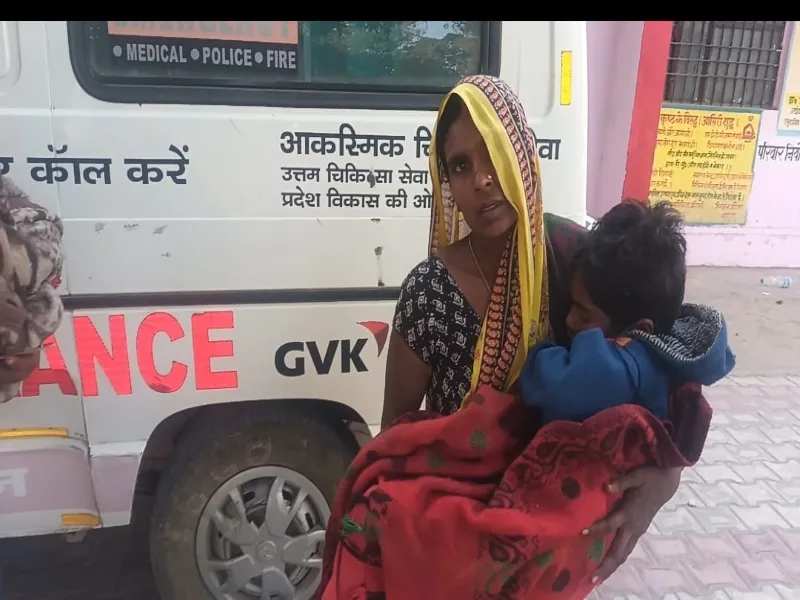बहराइच : सीएचसी में नहीं मिला स्ट्रेचर, बेटी को गोद में लेकर पहुंची मां