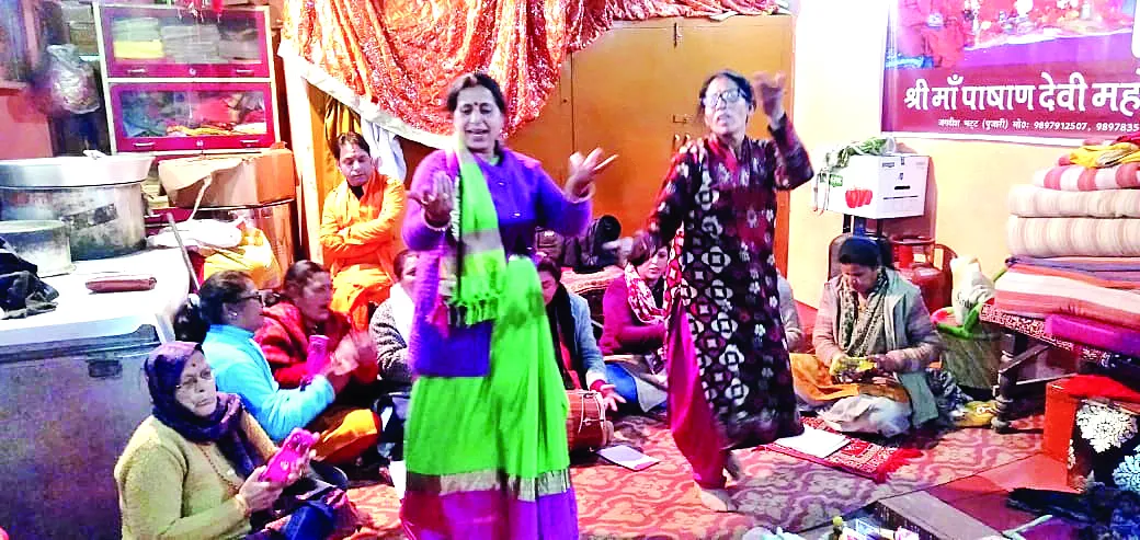 नैनीताल: बैठकी होली की कार्यशाला में महिलाओं ने दी प्रस्तुति