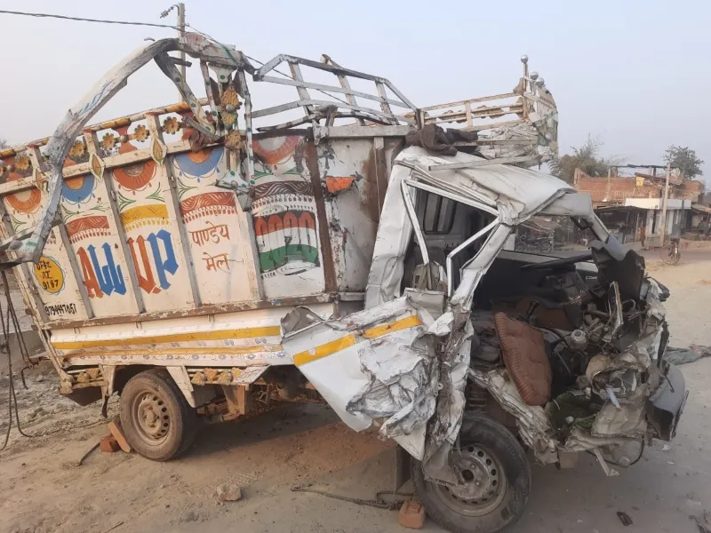 अयोध्या : कंटेनर और पिकअप में भिड़ंत, तीन घायल