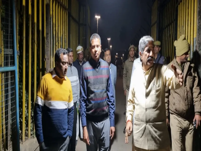 अयोध्या : स्टार्म वाटर ड्रेनेज यूटीलिटी डक्ट की धीमी प्रगति पर मंडलायुक्त नाराज 