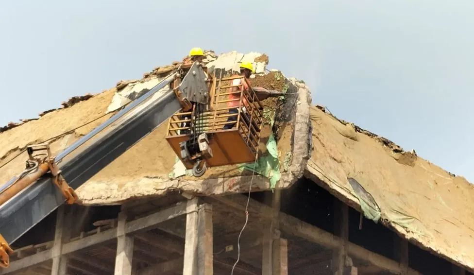 मेरठ: मजदूरों का होगा इंश्योरेंस, झुके हुए बिल्डिंग का हिस्सा गिराने में जुटे मजदूर