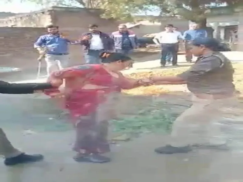 कानपुर देहात : महिला ने आत्मदाह का किया प्रयास, पुलिस ने बचाया