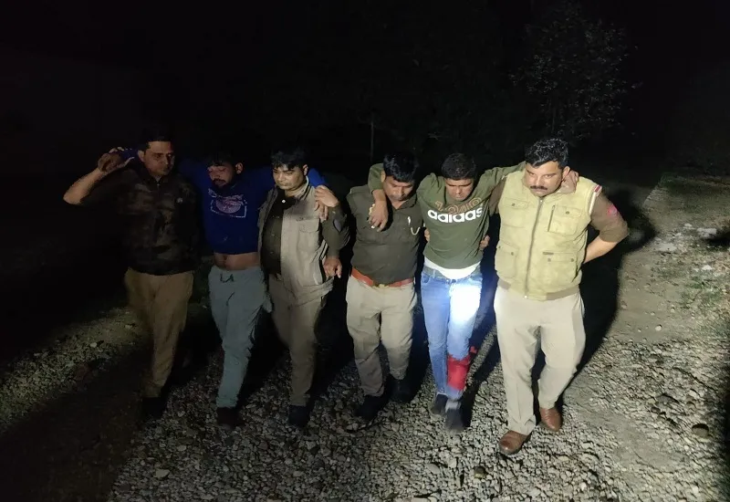 अमरोहा : पुलिस मुठभेड़ में गोली लगने से दो गो तस्कर घायल, आरोपियों ने धनौरा में की थी गोकशी  