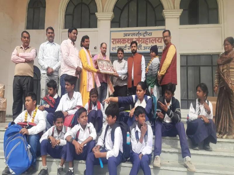 अयोध्या : मूकबधिर बच्चों को बांटा टीएलएम किट 