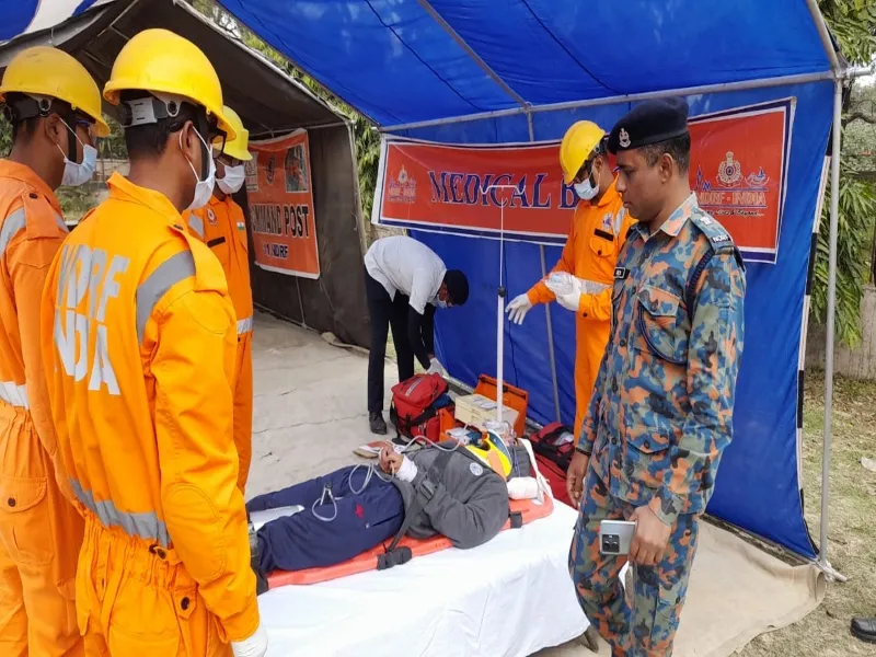 भूकंप आते ही डेस्क के नीचे बैठ गये बच्चे, बिना डरे किया अपना बचाव