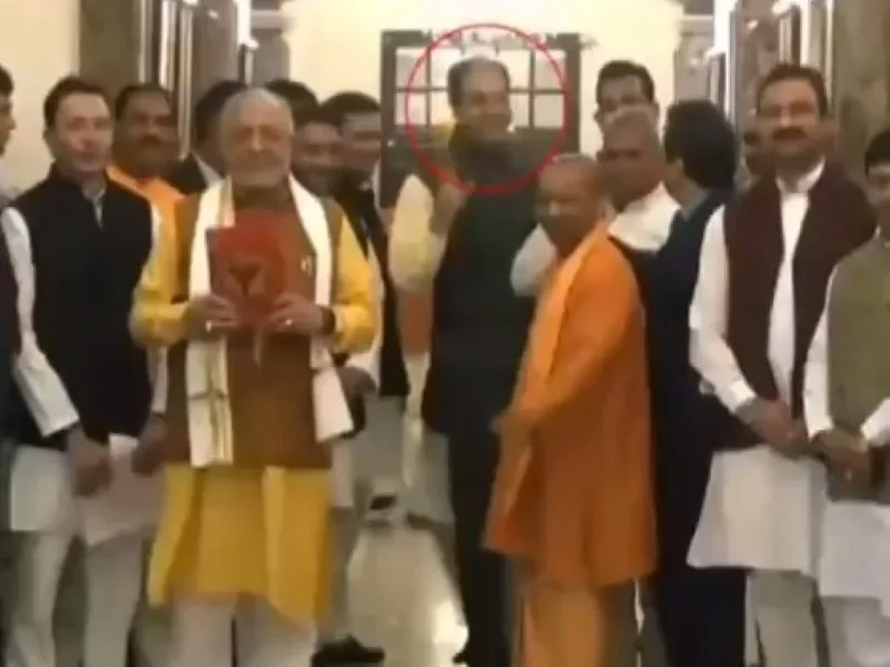 Video: मंत्रियों को धकियाने में चैम्पियन हैं ये भाजपा नेता, CM योगी संग फोटो फ्रेम में आने के लिए फिर की धक्का - मुक्की