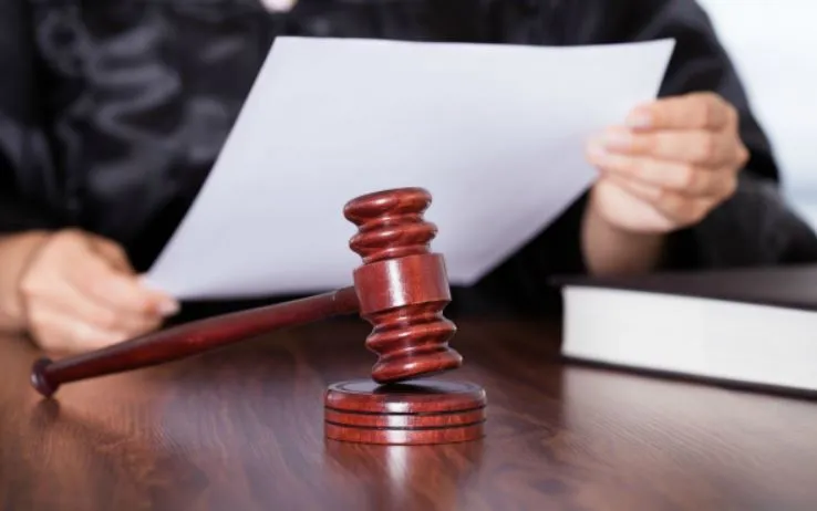 मेरठ: इमरान को बलरामपुर जेल से गैंगस्टर कोर्ट में पेशी के लिए लेकर पहुंची पुलिस