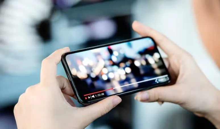 बदायूं: वीडियो देखने के दौरान फटा मोबाइल, शख्स झुलसा