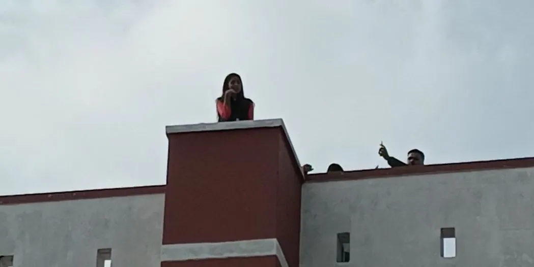  हल्द्वानीः छात्रसंघ अध्यक्ष रश्मि लमगड़िया चढ़ीं बहुउद्देशीय भवन पर, दी खुदकुशी की धमकी, देखें Video