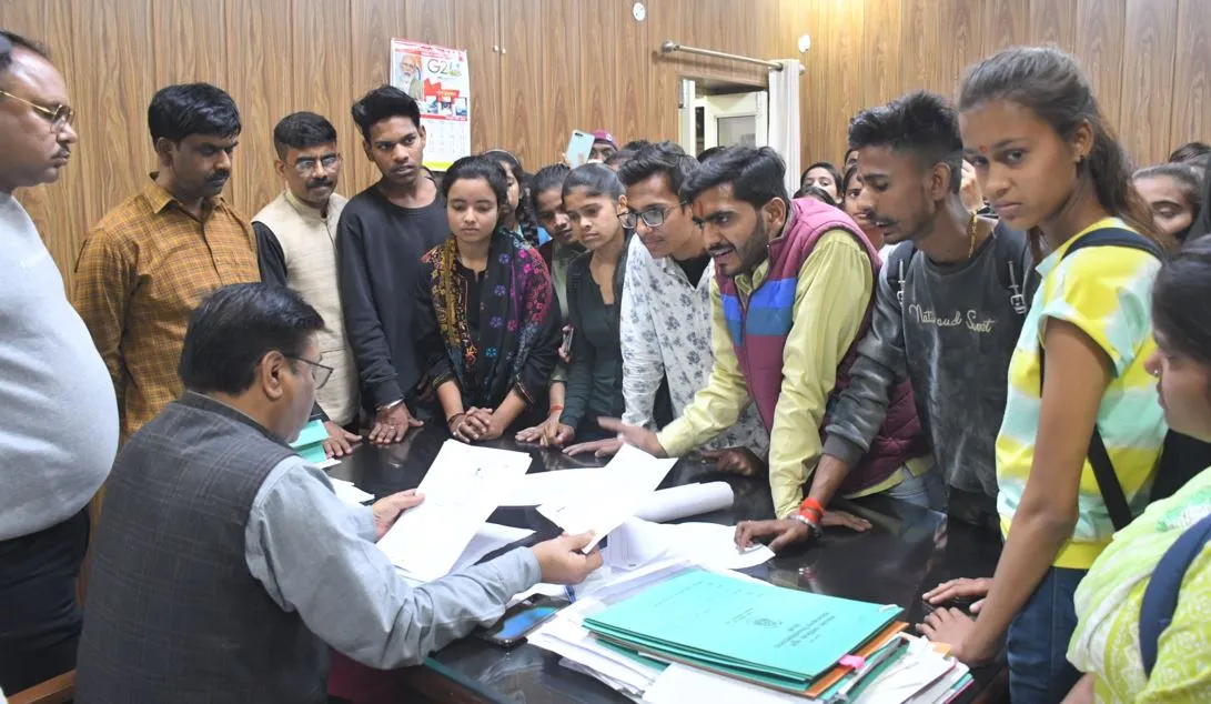 बरेली: परिणाम में गड़बड़ी को लेकर ABVP ने परीक्षा नियंत्रक का किया घेराव