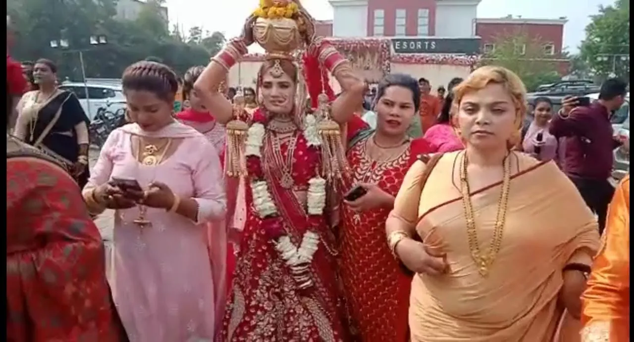 काशीपुरः बैंड बाजे के साथ निकली किन्नरों की कलश व शोभायात्रा