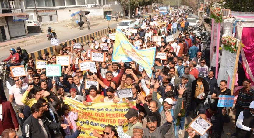 हल्द्वानीः पुरानी पेंशन योजना बहाली करने की मांग को लेकर गरजे सैकड़ों कर्मचारी