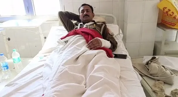 मथुरा: पुलिस पर हमला करने वाला मुठभेड़ में घायल, जानिए पूरा मामला
