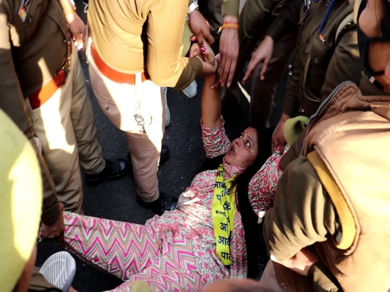 लखनऊ: अडानी ग्रुप के खिलाफ आम आदमी पार्टी का विरोध प्रदर्शन, पुलिस से हुई नोक-झोंक 