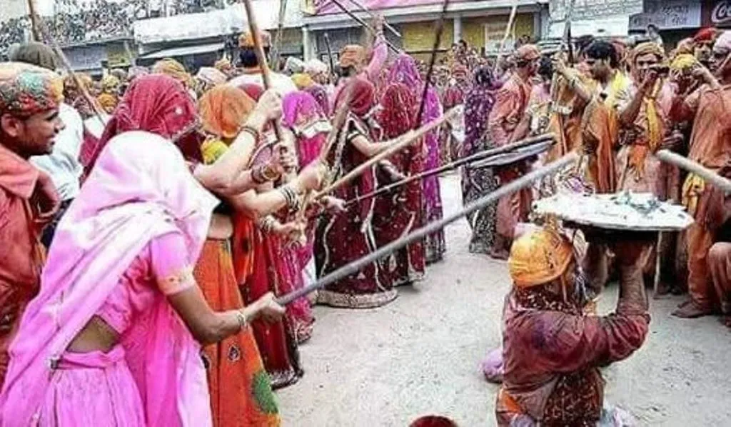 मथुरा: ग्वालिनों की पग भरी लाठियां खाकर मुग्ध हुए ग्वाले