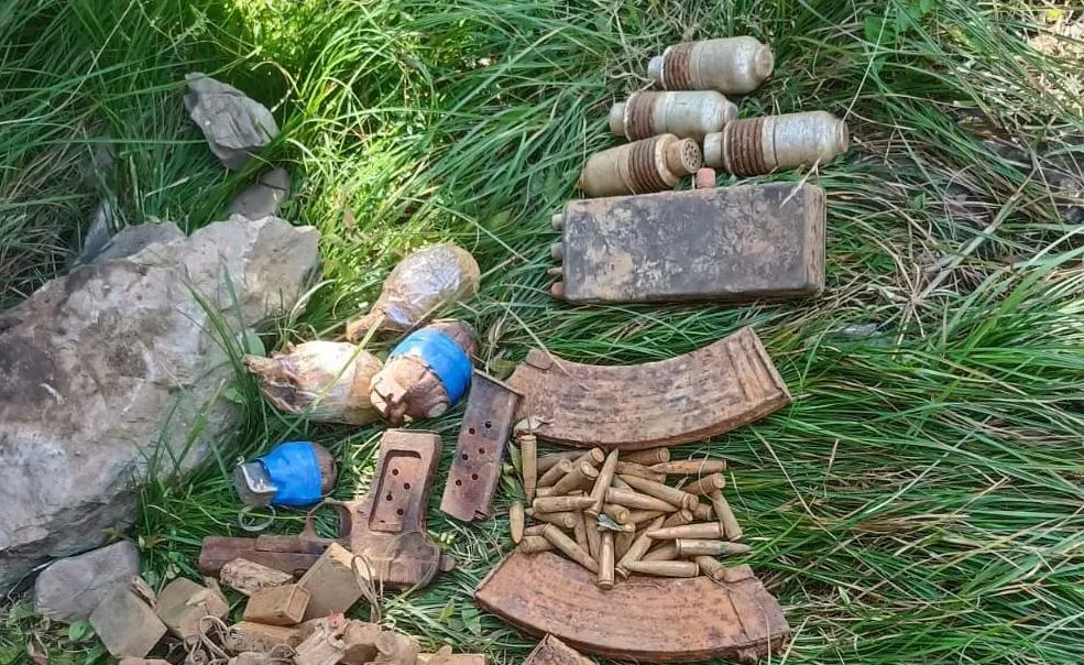 जम्मू-कश्मीर के पुंछ में एक गुप्त ठिकाने से गोला-बारूद, विस्फोटक सामग्री बरामद