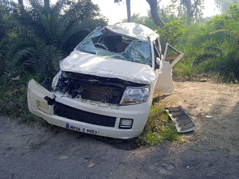 महोबा : चार पहिया वाहन पलटने से एक की मौत, छह बाराती घायल 