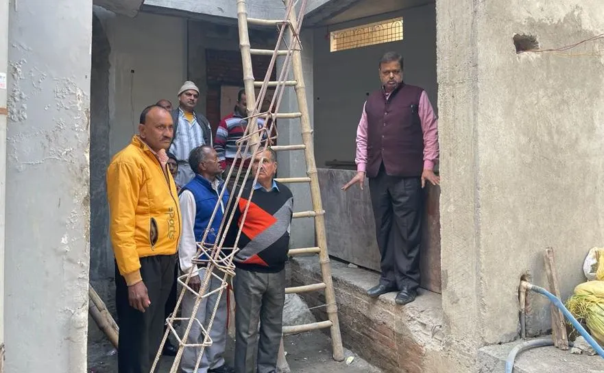 बरेली: मंदिर के रास्ते को लेकर घमासान, विपक्षी पक्ष नहीं लगने दे रहा गेट