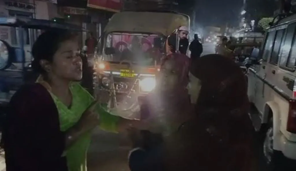 मेरठ: पति को छुड़ाने पहुंची पत्नियों का हुआ आमना सामना, बीच सड़क पर मारपीट, वीडियो वायरल
