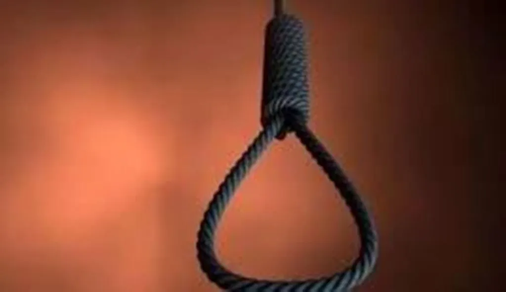 बरेली: पेड़ से लटका मिला शव, भाइयों से था संपत्ति का विवाद