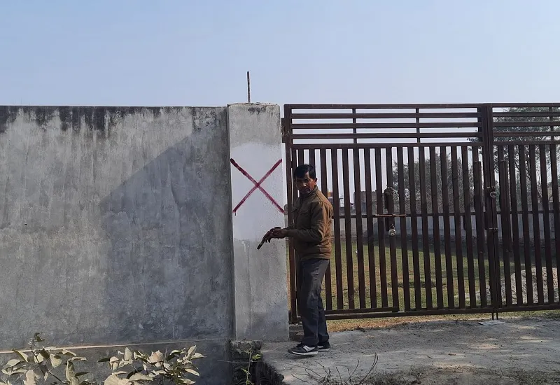 मुरादाबाद : ग्रीन बेल्ट में बने मकानों-दुकानों पर एमडीए की टीम ने लगाए लाल निशान, जल्द होंगे ध्वस्त
