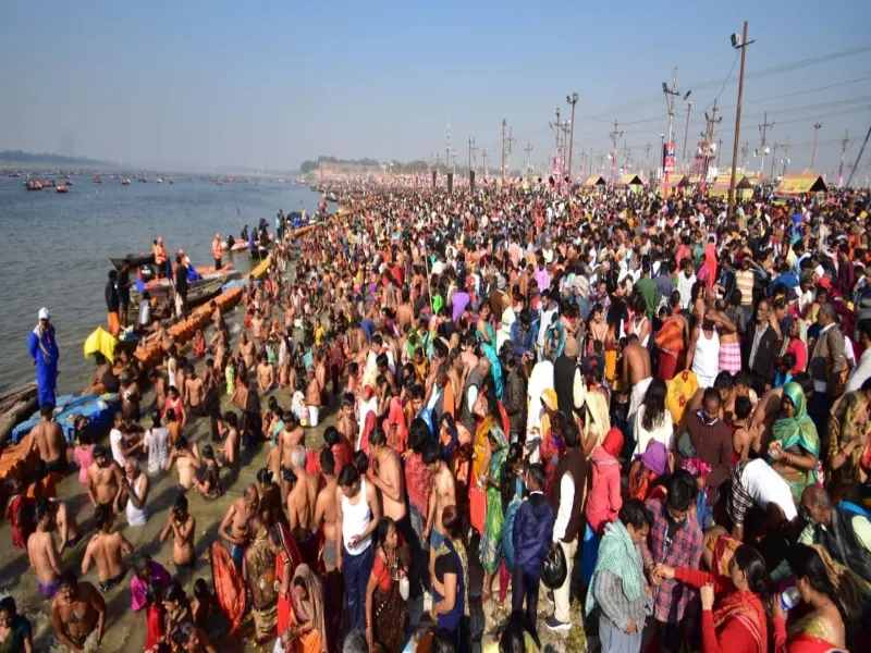 प्रयागराज : माघी पूर्णिमा स्नान पर संगम में आस्था का रेला, 50 लाख श्रद्धालुओं ने लगाई डुबकी
