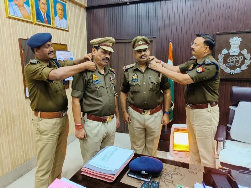 हरदोई : 57 मुख्य आरक्षी बने उप निरीक्षक, एसपी ने लगाए स्टार