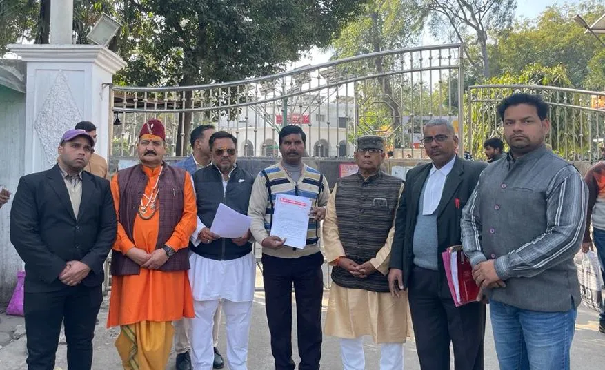 बरेली: मोहन भागवत के खिलाफ ब्राह्मण समाज मे रोष, संघ प्रमुख के खिलाफ दिया ज्ञापन