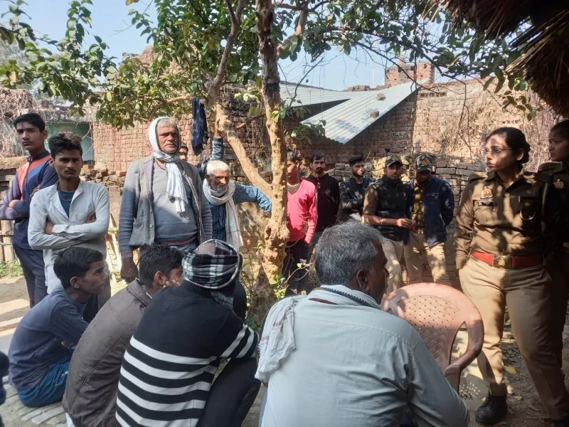 सुलतानपुर : फंदे से लटका मिला विवाहिता का शव, हत्या का आरोप 