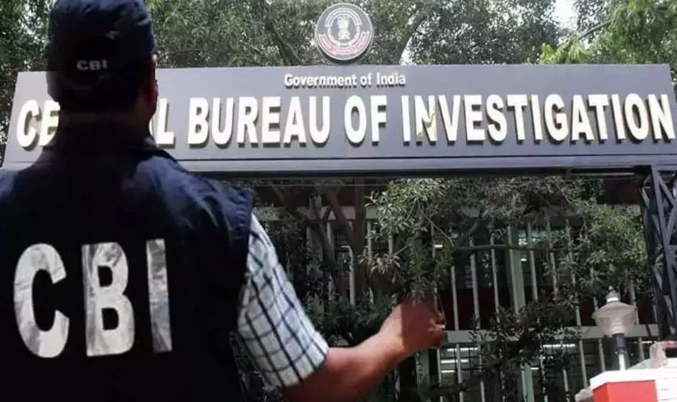 CBI ने फर्जी कॉल सेंटर की जांच के सिलसिले में छापेमारी के दौरान तीन करोड़ रुपये किए बरामद 
