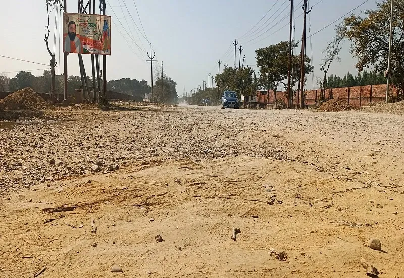 मुरादाबाद : सोनकपुर पुल से जुड़ी सड़कों का बुरा हाल, जिम्मेदार नहीं दे रहे ध्यान 