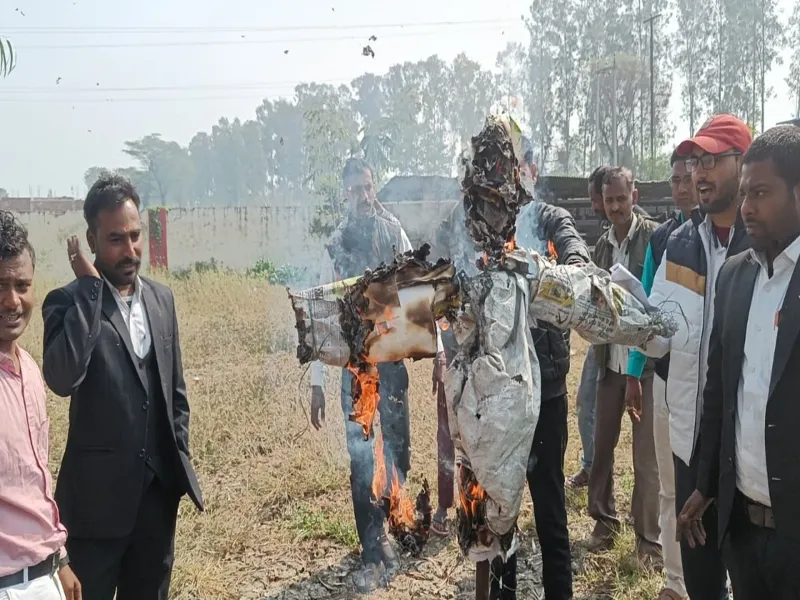 सुलतानपुर : अधिवक्ताओं ने स्वामी प्रसाद का फूंका पुतला