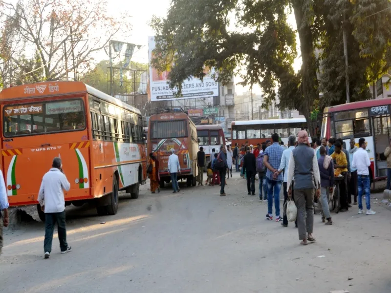 लखनऊ : वकीलों के बाइक पर चढ़ी रोडवेज बस, घंटों किया हंगामा
