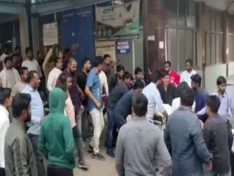 VIDEO : MLA Raju Pal Murder Case के गवाह उमेश पाल की दिनदहाड़े हत्या, सुरक्षाकर्मी की भी मौत, हमलावरों ने बरसाईं गोलियां और बम