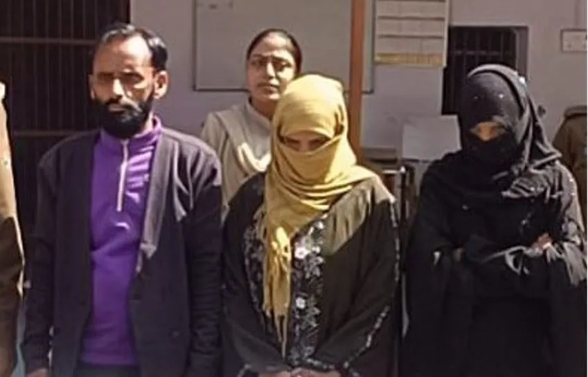 शाहजहांपुर: नकली जेवर को असली बताकर बेचने वाले ठग चढ़े पुलिस के हत्थे, पायल, कड़ा, मोबाइल बरामद